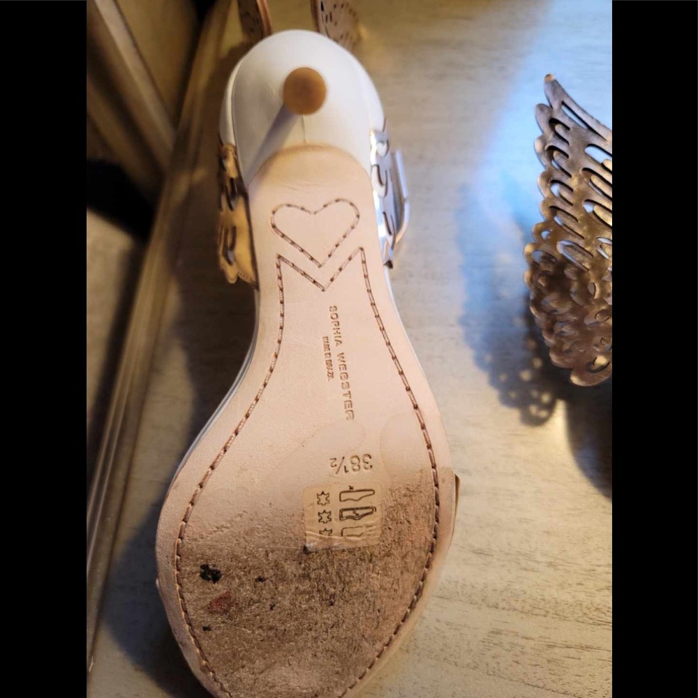 Sophisticated Winged Heels in Gold and White - Picture 10 of 13